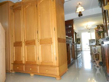 dormitor single din lemn brad format din dulap cu 3 usi,3 sertare,pat si noptira